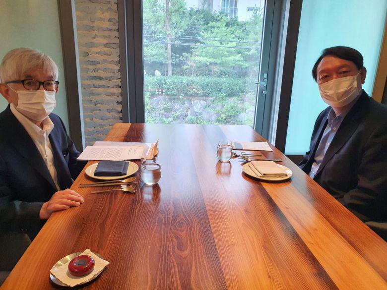 윤석열 전 검찰총장(오른쪽)이 지난 12일 서울 시내 한 음식점에서 최장집 고려대학교 명예교수(왼쪽)와 '한국 민주주의 위기에 대한 진단과 해법'에 대해 의견을 나누었다고 14일 밝혔다./윤석열 캠프 제공/연합뉴스