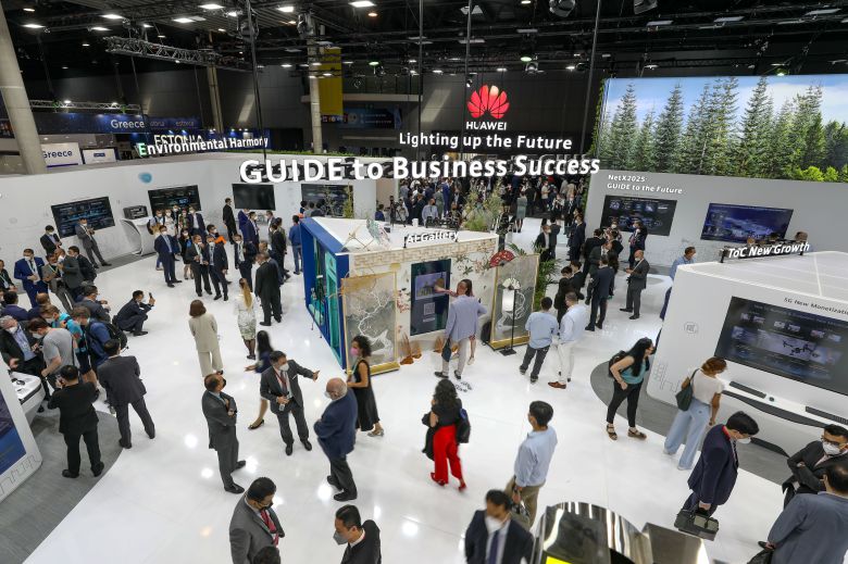 지난달 28일 스페인 바르셀로나의 피라 그란 비아 전시장에서 개막한 세계 최대 모바일 전시회 '모바일 월드 콩그레스(MWC) 2021'에서 관객들이 중국 최대 통신장비 업체이자 스마트폰 제조회사인 화웨이 부스를 방문하고 있다. /연합뉴스