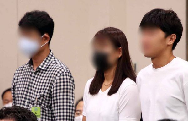 경주시청 트라이애슬론 김규봉 감독과 장윤정 선수, 김도환 선수가 지난해 국회 문화체육관광위원회에 출석해 의원 질문에 답하는 모습. /뉴시스