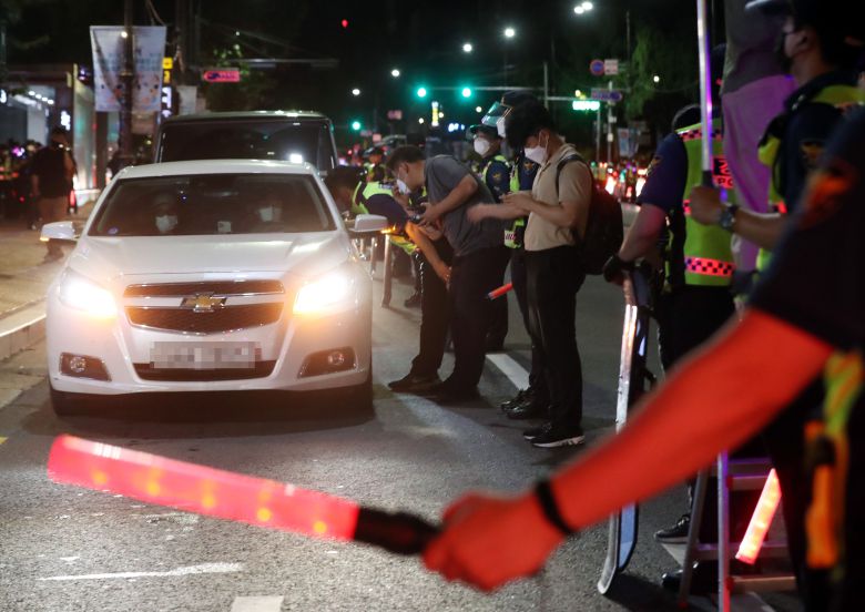 15일 자정 서울 종로구 혜화역 인근에서 경찰이 자영업자 차량 시위 참가자들에게 해산을 촉구하고 있다. 2021. 7. 15 / 장련성 기자
