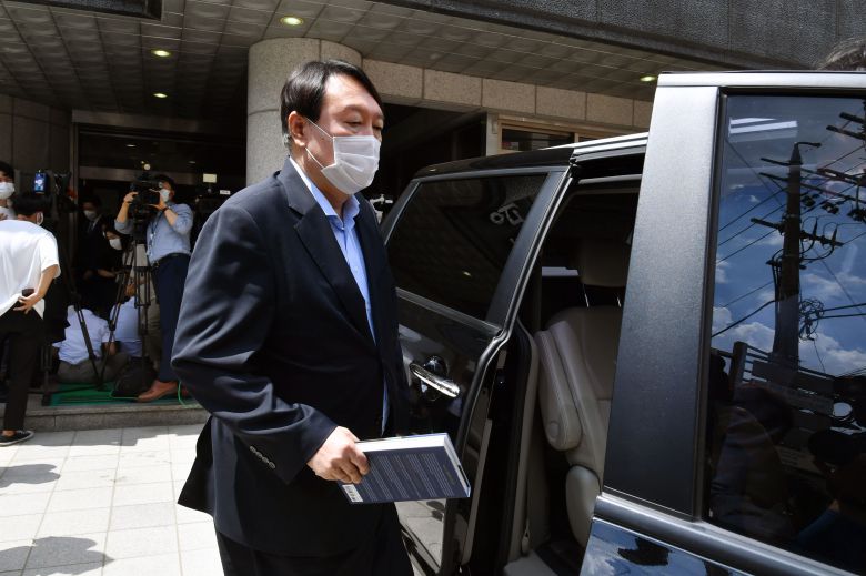 윤석열 전 검찰총장이 지난 15일 서울 종로구 경희궁길 반기문재단에서 반기문 전 UN 사무총장 예방을 마치고 차량에 오르고 있다./국회사진기자단