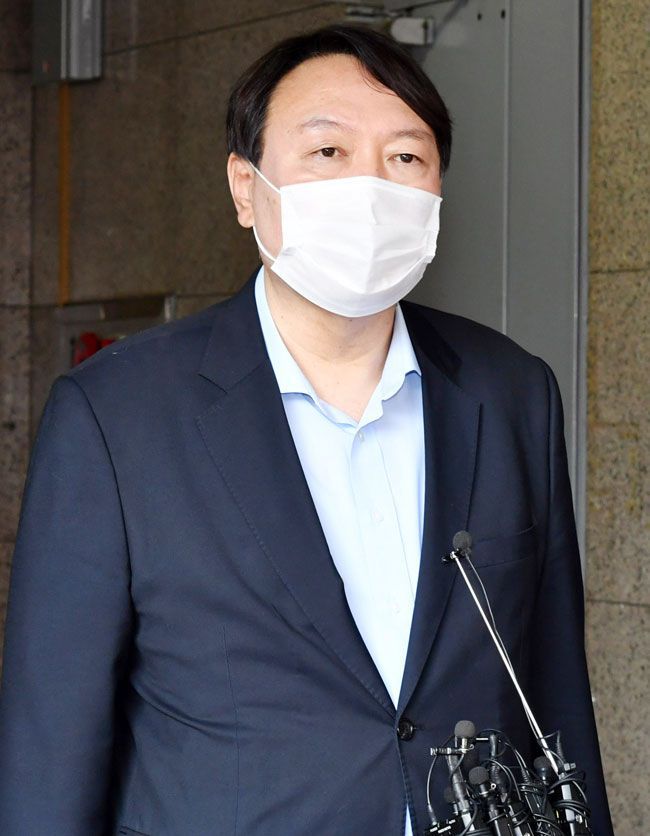 윤석열 전 검찰총장은 16일“제헌절인 17일 광주를 찾아 5·18 열사들을 참배하는 것으로 제헌절의 헌법 수호 메시지를 대신하겠다”고 했다. 사진은 지난 15일 서울 종로구 반기문재단 사무실에서 반기문 전 유엔사무총장을 만나고 나오는 모습. /국회사진기자단