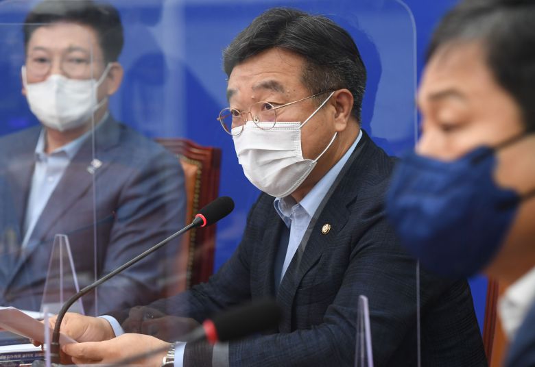 윤호중 더불어민주당 원내대표가 16일 서울 여의도 국회에서 열린 최고위원회의에서 발언하고 있다. /뉴시스