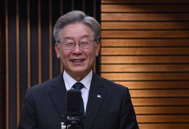 제20대 대통령선거 더불어민주당 예비후보자인 이재명 경기도지사가 14일 오전 서울 양천구 CBS사옥을 방문, CBS라디오 ‘김현정의 뉴스쇼’ 에 출연하고 있다. /국회사진기자단