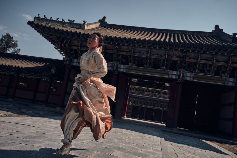 드라마 '킹덤'에서 역병의 근원을 쫓는 의녀 '서비' 역을 맡은 배우 배두나./넷플릭스