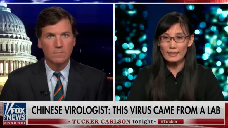 미 폭스뉴스 간판앵커인 터커 칼슨. 지난해부터 코로나와 백신 관련 검증되지 않은 정보를 계속 거론해 도마에 올랐다. 지난해 홍콩대 소속이었다가 미국으로 망명해 '바이러스는 중국 공산당이 일부러 만들어 뿌린 것'이라고 주장한 옌리멍 박사와 인터뷰하는 모습. /폭스뉴스