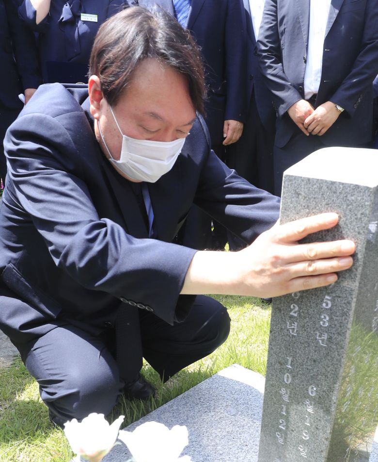 야권 대선 주자인 윤석열 전 검찰 총장이 17일 오전 광주 북구 운정동 국립5·18민주묘지 열사묘역을 참배하고 있다./뉴시스