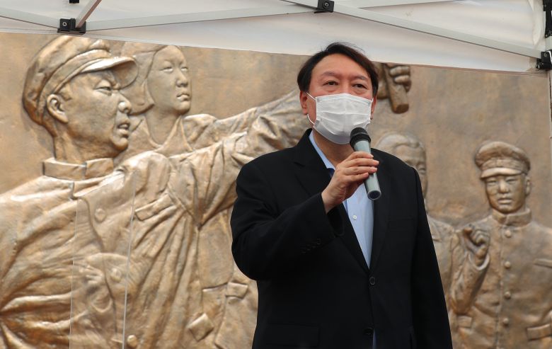 20일 오후 대선출마를 선언한 윤석열 전 검찰총장이 대구 달서구 2.28 민주의거 기념탑을 찾아 2.28 주역들과 간담회를 가지고 있다./김동환 기자