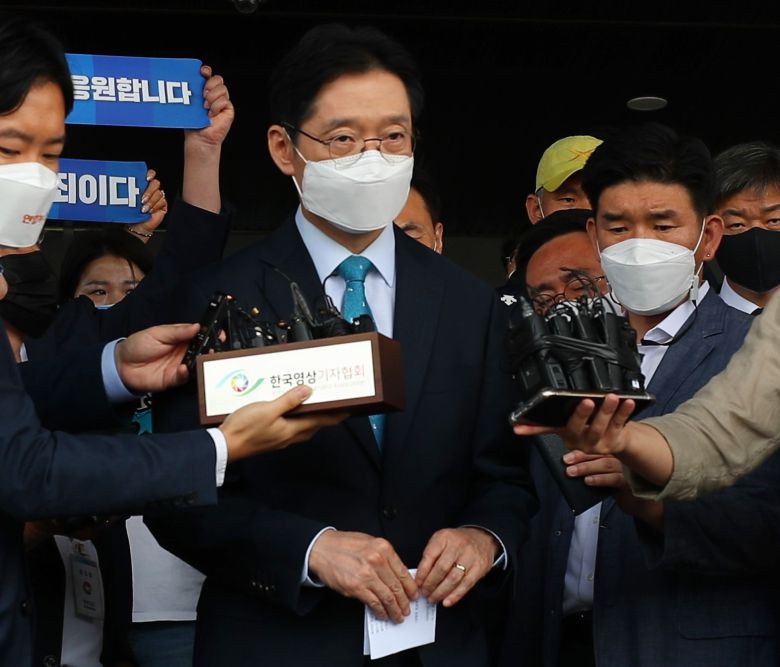 21일 오전 댓글조작 공모 혐의로 징역 2년 확정 판결을 받은 김경수 경남도지사가 경남도청 입구에서 취재진의 질문에 답하고 있다.이번 판결로 지사직을 상실한 김경수 경남도지사는 2028년까지 피선거권도 박탈된다./김동환 기자