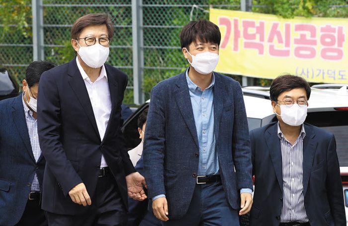 국민의힘 이준석(가운데) 대표가 23일 부산을 찾아 박형준(왼쪽) 부산시장과 함께 가덕도 신공항 예정 부지를 둘러보러 이동하고 있다. /김동환 기자