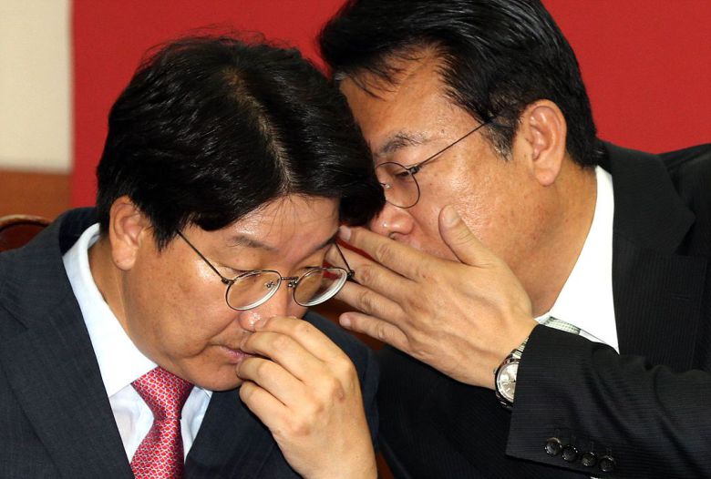 국민의힘 권성동(왼쪽) 의원과 정진석 의원. /조선일보 DB