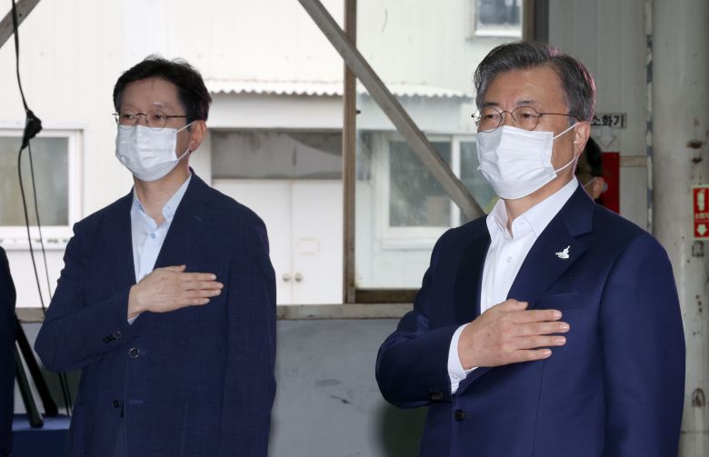 문재인 대통령이 지난 9월 17일 오후 경남 창원시 태림산업에서 열린 스마트그린 산단 보고대회에서 국기에 경례하고 있다. 왼쪽은 김경수 경남도지사. /연합뉴스