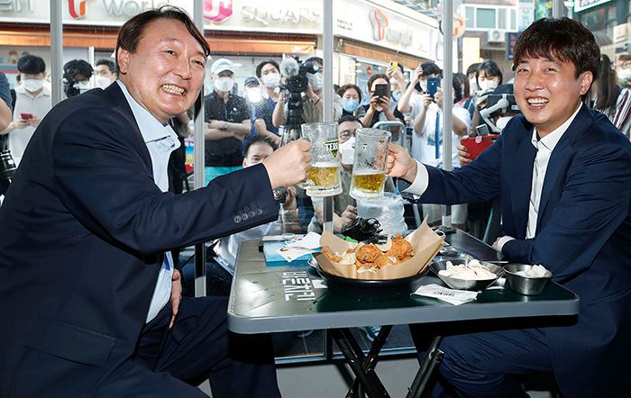 국민의힘 이준석(오른쪽) 대표와 윤석열 전 검찰총장이 25일 서울 광진구 건대 ‘맛의 거리’의 한 치킨집에서 치맥(치킨+맥주) 회동을 하며 건배하고 있다. /국회사진기자단