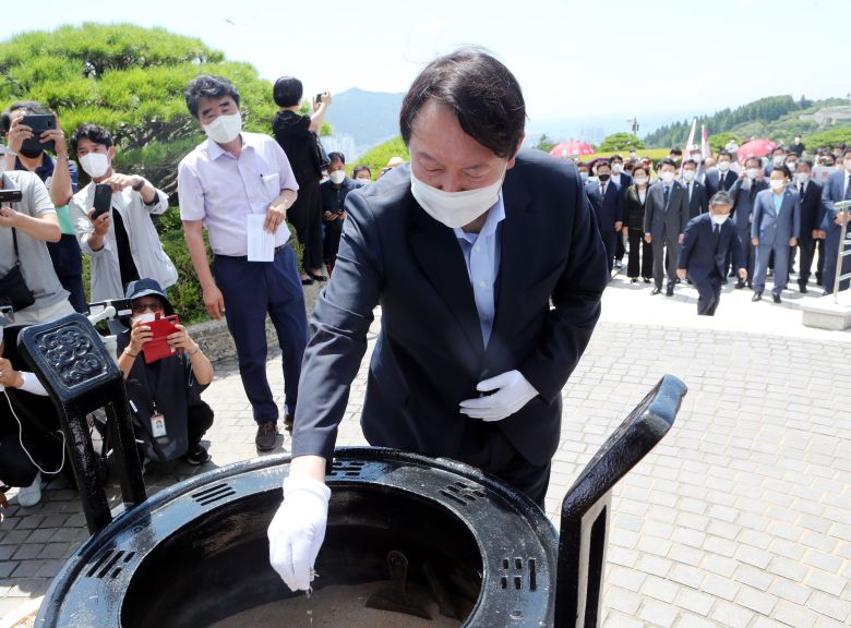 윤석열 전 검찰총장이 27일 오전 부산을 방문해 민주공원 추모공간에서 참배 하고 있다./부산사진공동취재단