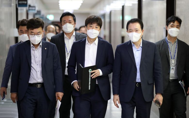 국민의힘 이준석 대표 등 지도부가 29일 오전 서울 여의도 국회에서 열린 최고위원회의에 입장하고 있다. /국회사진기자단