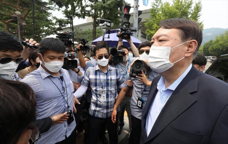 윤석열 대선 예비후보가 29일 오전 서울 종로구 청와대 앞 분수대 광장에서 드루킹 댓글 조작 사건과 관련해 문재인 대통령의 사과를 촉구하며 1인 시위를 하고 있는 국민의힘 정진석 의원 격려 방문을 마치고 취재진 질문에 답하고 있다. /연합뉴스