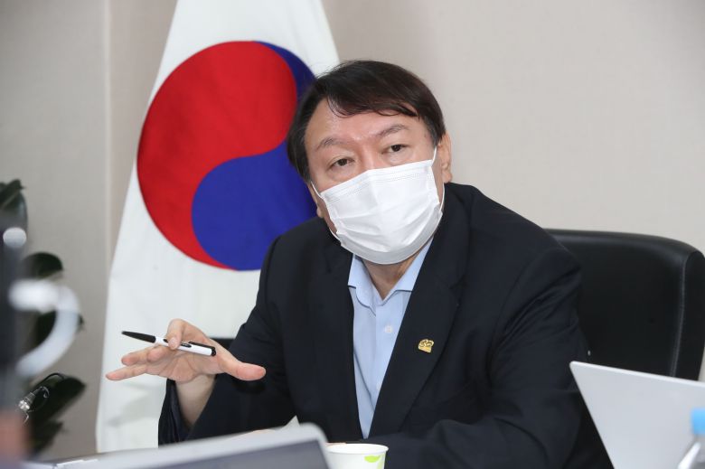 윤석열 전 검찰총장이 지난 20일 대구 중구 서문시장을 찾아 상인회 관계자들과 간담회를 가지고 있다. /김동환 기자