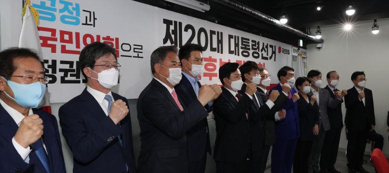 이준석 국민의힘 대표와 서병수 경선준비위원장 주재로 29일 오후 서울 여의도 국민의힘 중앙당사에서 열린 ‘제20대 대통령선거 경선 후보 간담회’가 열리고 있다. 이 자리엔 당내 대권 주자인 김태호, 박진, 안상수, 유승민, 윤희숙, 원희룡, 장기표, 최재형, 하태경, 홍준표, 황교안 등 예비후보 11명이 참석했다.  /이덕훈 기자