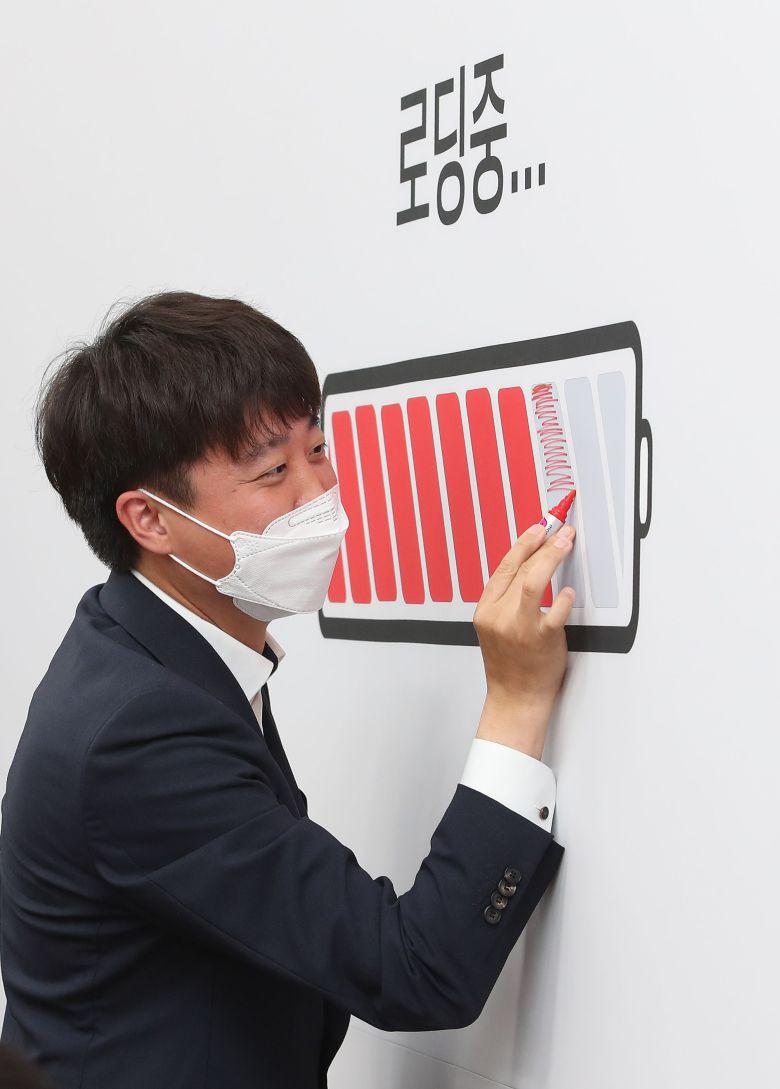 국민의힘 이준석 대표가 지난 26일 당 회의에서 대선 경선 준비 상황을 표현한 그림에 색칠하는 퍼포먼스를 하고 있다. /국회사진기자단