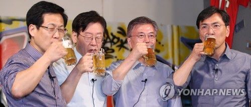 문재인 대통령(오른쪽 둘째)이 지난 2017년 4월 8일 서울 마포의 호프집에서 당시 민주당 대선경선에 함께 출마했던 안희정 전 충남지사(오른쪽부터), 이재명 경기지사, 최성 전 고양시장과 맥주를 함께 마시는 모습. /연합뉴스