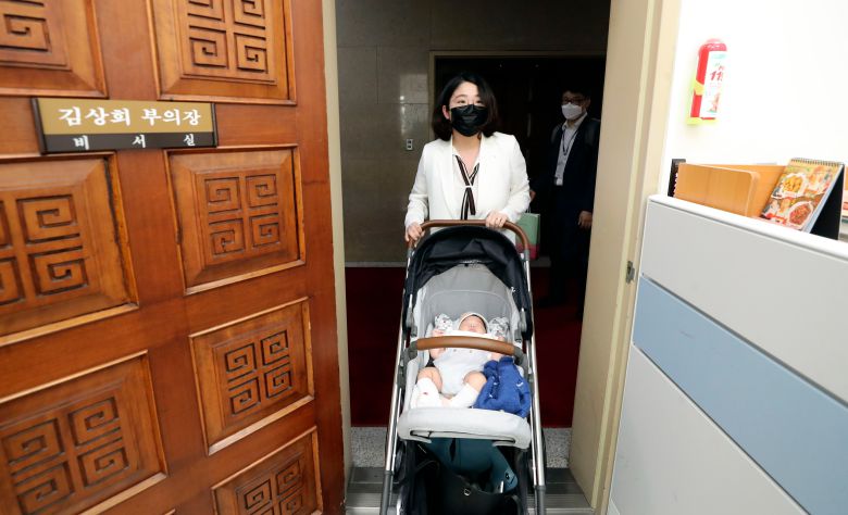 기본소득당 용혜인 의원이 지난달 5일 출산 후 서울 영등포구 국회에 출근해 김상희 국회부의장을 예방하기 위해 아이와 함께 부의장실로 들어서고 있다. /연합뉴스