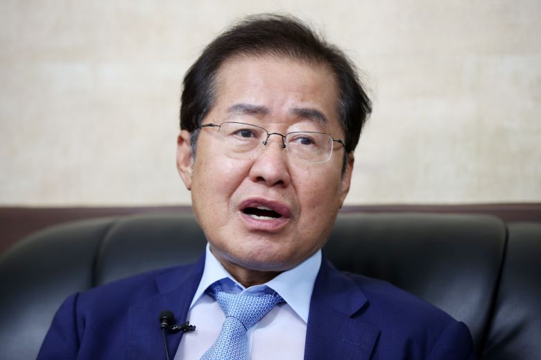 국민의힘 대선주자인 홍준표 의원이 지난 19일 서울 여의도 한 사무실에서 언론 인터뷰를 하고 있다. /뉴시스