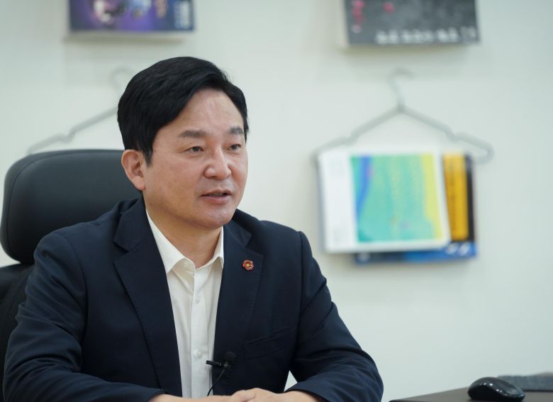 대선 출마를 위해 지사직을 사퇴한 원희룡 제주지사가 2일 오전 영상으로 진행된 '8월 소통과 공감의 날'에서 제주 공직자들에게 감사 인사를 전하고 있다. /연합뉴스