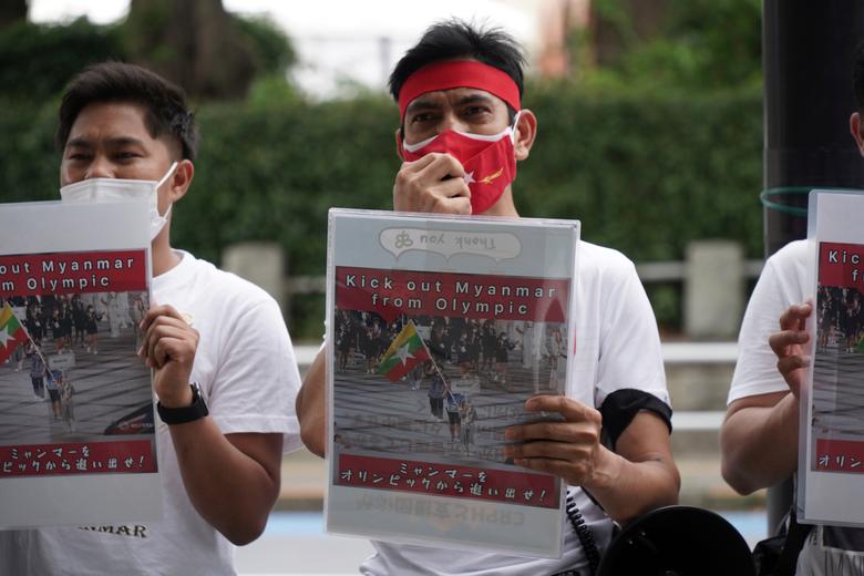 올림픽이 열리고 있는 일본 도쿄 올림픽 스타디움(신 국립경기장) 앞에서 지난달 26일 미얀마 국적의 시위대가 자국 내 군부 독재와 친군부 성향 올림픽 대표단에 대한 반대 시위를 벌이고 있다. 미얀마는 이번 대회에서 사격과 배드민턴 종목에 각각 1명의 선수를 파견했다./AP연합뉴스