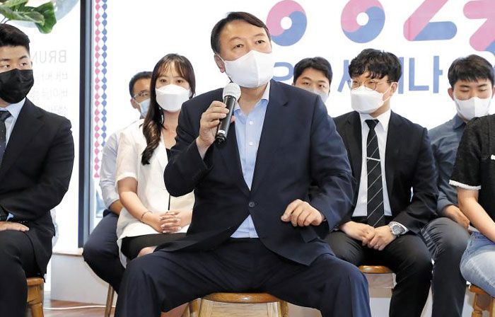 다리를 넓게 벌리고 앉은 윤석열 전 검찰총장