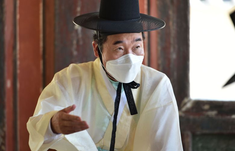 더불어민주당 대선 경선 후보인 이낙연 전 대표가 6일 오전 경북 안동시 도산면 도산서원 상덕사 참배를 마치고 유림과 대화를 나누고 있다. 2021.08.06./뉴시스