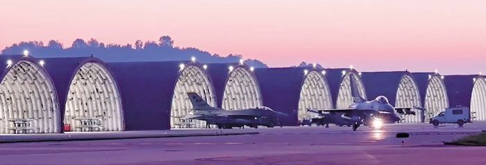 김여정이 한미연합훈련 중단 압박한 날, 주한미군 긴급 출격 훈련 공개 - 주한 미 공군이 남북한 통신선이 1년여 만에 복구된 지난달 27일 군산 공군기지에서 긴급 출격 훈련 등 전시 대비 훈련을 실시한 사실이 뒤늦게 알려졌다. 미 국방부는 훈련 사진과 영상을 지난 1일 공개했다. 이날은 북한 김여정이 한미 연합 훈련에 대해“재미없는 전주곡이 될 것”이라며 중단을 압박한 날이다. /미 국방부