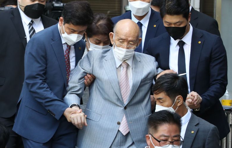 5·18 광주 민주화운동 당시 군부의 헬기 사격 사실을 부정하며 목격자의 명예를 훼손한 혐의를 받는 전두환 전 대통령이 9일 오후 항소심 재판에 출석한 후 광주지방법원을 떠나고 있다./김영근 기자