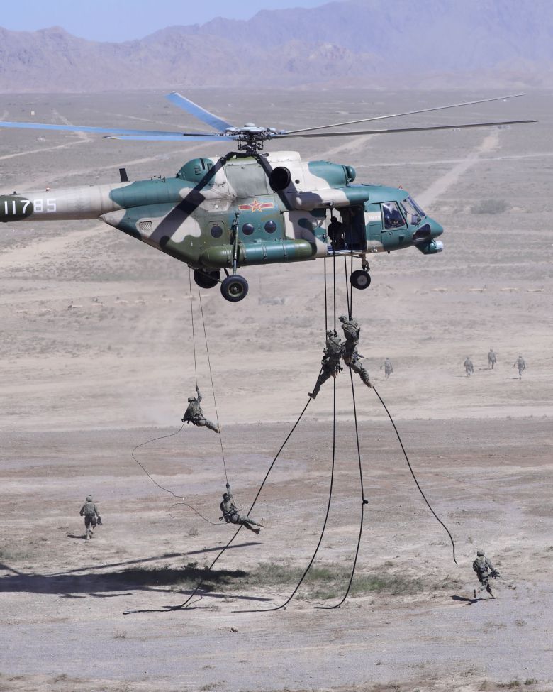 5일 중국 북서쪽 닝샤후이족 자치구에서 러시아와 합동군사연습을 준비하는 중국 인민해방군. /신화 연합뉴스