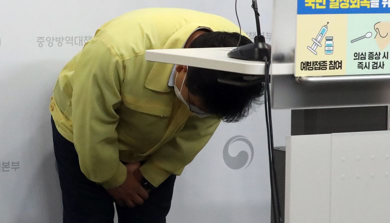 권덕철 보건복지부 장관이 9일 오후 충북 청주 질병관리청에서 백신 도입 상황을 발표하며 고개를 숙이고 있다. 권 장관은 8월 도입(850만 회분) 예정이던 모더나 백신이 생산 관련 실험실 문제 여파로 절반 이하만 공급된다는 연락을 받았다고 밝혔다. /뉴시스