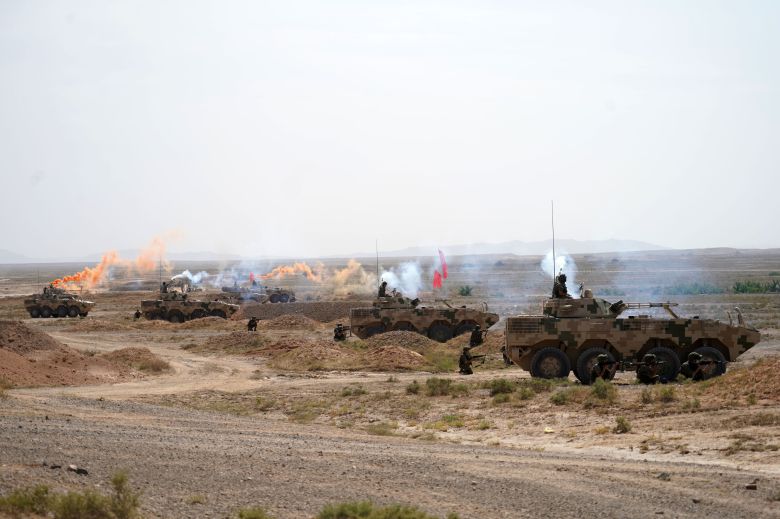 2일 중국 닝샤후이족 자치구 인촨에서 중국과 러시아군이 합동군사훈련을 앞두고 장갑차 등 무기 적응 훈련을 하고 있다. 중국과 러시아는 9∼13일 칭퉁샤 훈련기지에서 1만 명 이상의 병력과 각종 첨단 무기를 동원해 대규모 연합 군사훈련을 실시할 예정이다./신화 연합뉴스