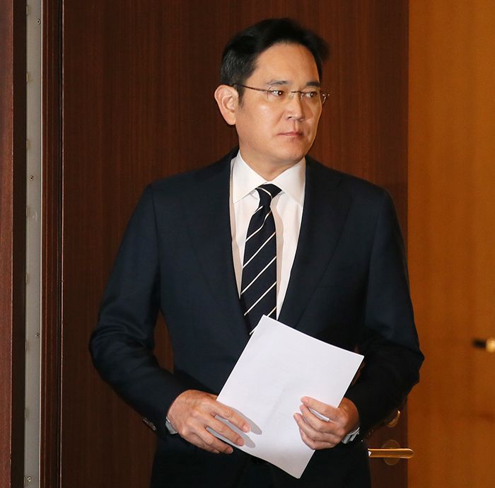 법무부 가석방심사위원회가 9일 이재용 삼성전자 부회장의 가석방을 허가했다. 지난 1월 국정농단 파기환송심에서 징역 2년6개월을 선고받고 구속된 이 부회장은 13일 출소할 예정이다. 사진은 이 부회장이 지난해 5월 서울 서초구 삼성전자 사옥에서 기자회견을 열고 경영권 승계 과정에서 불거진 문제에 대해 사과하는 모습. /김지호 기자