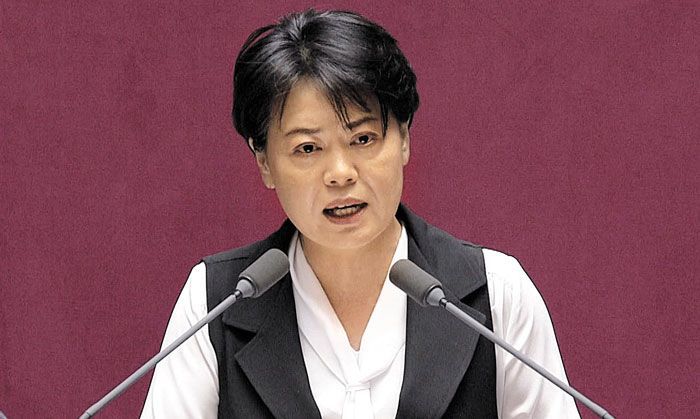 미래통합당(현 국민의힘) 윤희숙 의원이 2020년 7월 30일 국회 본회의에 상정된 주택임대차보호법 개정안 표결에 앞서 반대 토론을 하고 있다. 윤 의원은 "임차인을 보호하는 것을 절대 찬성한다"면서도 더불어민주당이 이 법이 가져올 부작용에 대한 충분한 심사 없이 밀어붙이는 것을 강하게 비판했고, 네티즌들 사이에서 "속이 시원하다"는 반응이 나오는 등 화제가 됐다. /TV조선