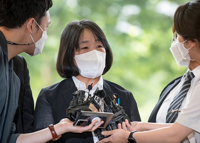 더불어민주당 윤미향 의원이 11일 법원에 들어가기 전 기자들의 질문을 받고 있다. /조선일보DB