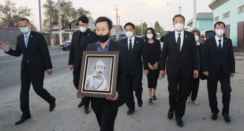 '홍범도 장군 유해봉환 대통령 특사단' 황기철 단장(국가보훈처장)과 특사단인 더불어민주당 우원식 의원, 배우 조진웅이 8월 14일 카자흐스탄 크즐오르다 홍범도 장군 묘역에서 열린 추모식을 마친 뒤 크즐오르다 홍범도 거리를 함께 걷고 있다. /국가보훈처 제공