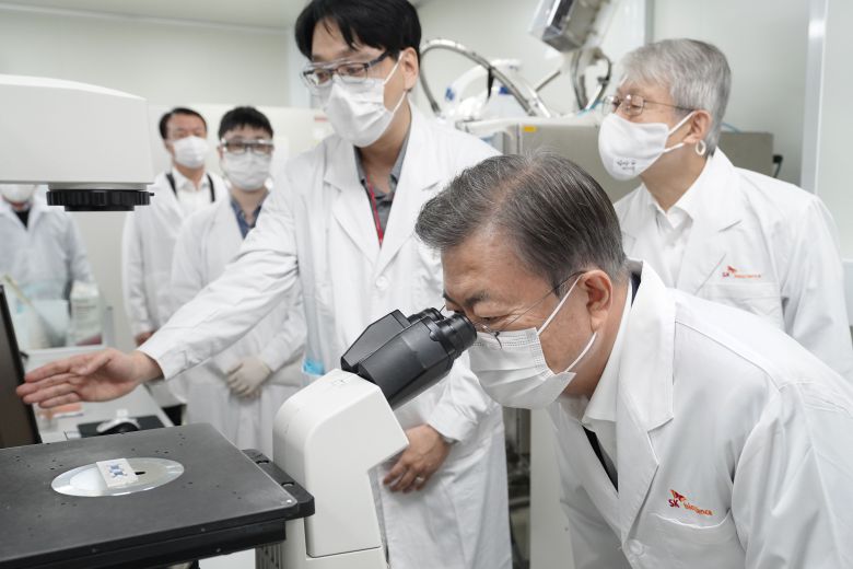 문재인 대통령이 지난해 10월 경기 성남의 SK바이오시언스를 방문, 세포배양실에서 현미경을 보고 있다. /청와대·연합뉴스
