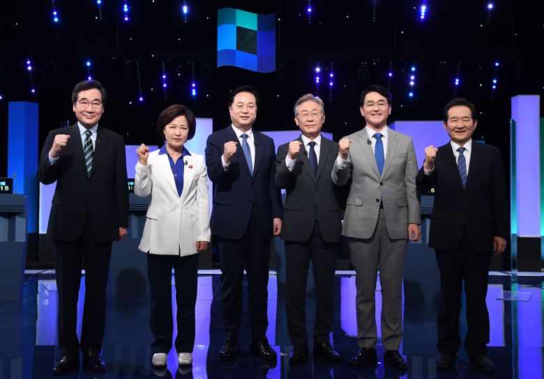 이낙연(왼쪽부터), 추미애, 김두관, 이재명, 박용진, 정세균 더불어민주당 대선 경선 후보가 11일 오후 서울 여의도 KBS에서 열린 대선 후보자 토론회를 앞두고 기념촬영 하고 있다. /국회사진기자단