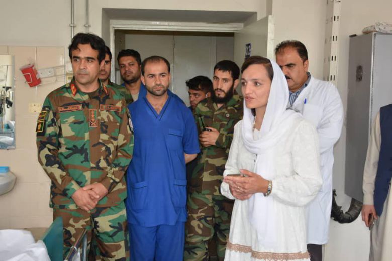지난달 21일  자리파 가파리(흰색 히잡을 두른 여성)가 부상을 입은 군인의 병실에 방문했을 당시 모습/자리파 가파리 페이스북