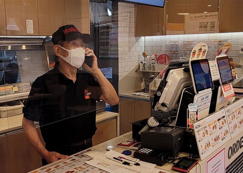 17일 오전 조선닷컴과 만난 황성구씨. 맘스터치 상도역점 가맹점주 및 맘스터치 점주협의회 회장을 맡고 있다. /송주상 기자