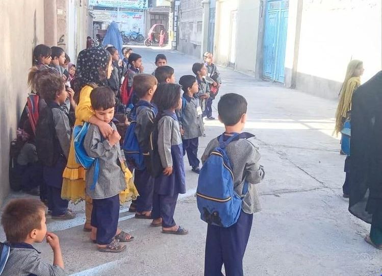 아프가니스탄 학생들이 폐쇄된 학교를 찾아온 모습./마즈 하킴 인스타그램