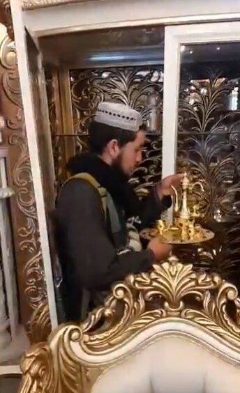 탈레반 대원이 금장으로 된 식기를 들고 있다. / 트위터