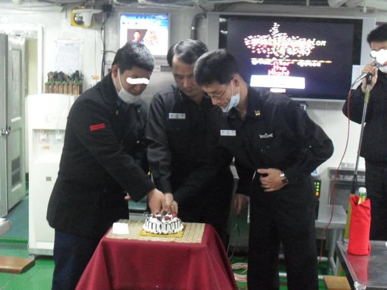 최원일 천안함장(사진 가운데)이 20일 페이스북에 올린 사진. 최 함장 오른쪽이 고 김태석 원사다. /페이스북