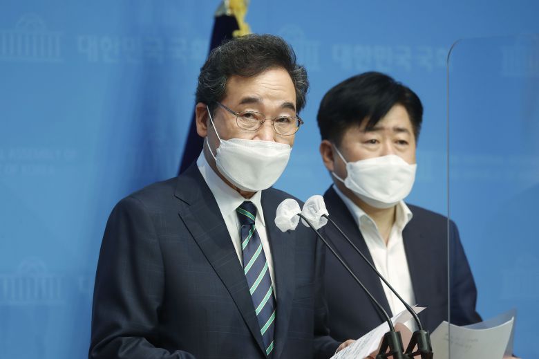 더불어민주당 대선주자인 이낙연 전 대표가 19일 서울 여의도 국회 소통관에서 중소·벤처기업 성장 전략 공약을 발표하고 있다.  /연합뉴스