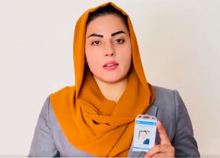 아프간 국영방송 RTA의 앵커로 활동해 온 샤브남 다우란 기자. 최근 아프가니스탄 여성 언론인들이 직장에서 억압받고 있다고 밝혔다./shabnamdawran 트위터