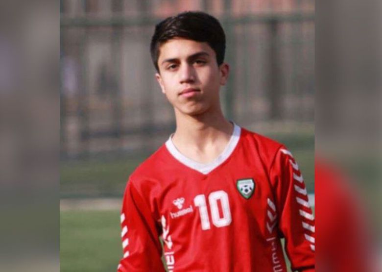 19일(현지 시각) 현지 스포츠총국은 아프간 유소년 축구대표팀 선수 자키 안와리(19)가 지난 16일 미군 수송기 C-17에서 사망한 채 발견됐다고 밝혔다./fadimemtr 트위터