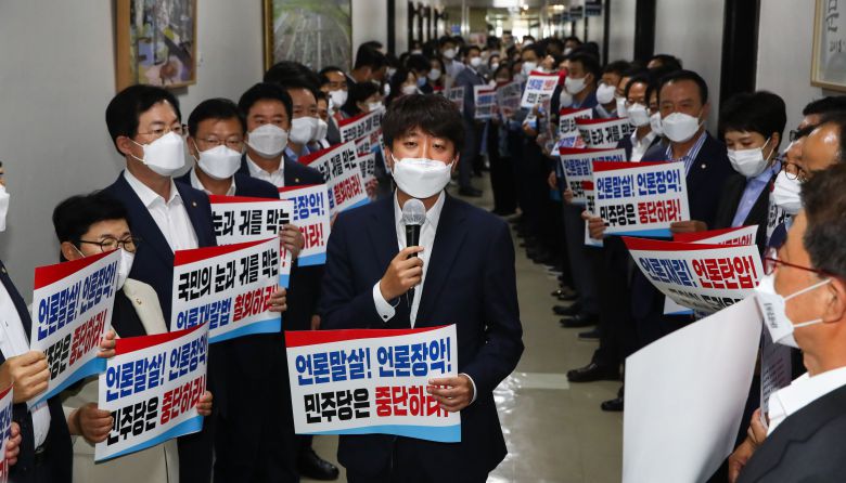 국민의힘 이준석 대표가 19일 서울 여의도 국회 문화체육관광위원회 앞에서 언론중재법 개정안을 규탄하고 있다. 언론사에 '징벌적 손해배상'을 적용하는 언론중재법 개정안은 이날 전체회의에서 여당 단독으로 처리됐다.  /연합뉴스